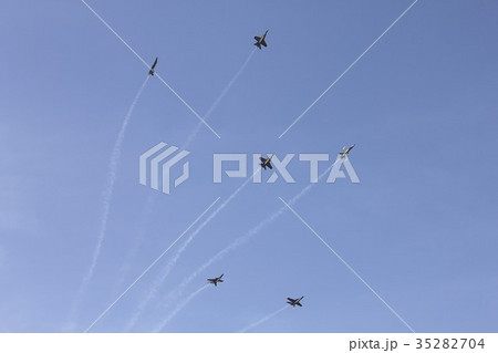 煙を引きながらアクロバット飛行する米海軍ブルーエンジェルスのF/A-18ホーネット戦闘攻撃機の編隊 煙を引きながらアクロバット飛行する米海軍ブルーエンジェルスのF/A-18ホーネット戦闘攻撃機の編隊 35282704