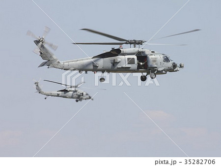 大空を編隊飛行する米海軍mh 60rシーホークとmh 60sナイトホーク艦載ヘリコプターの写真素材