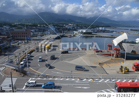 両津港・自動車搬入中のカーフェリー(佐渡島/新潟県佐渡市) 両津港・自動車搬入中のカーフェリー(佐渡島/新潟県佐渡市) 35283277