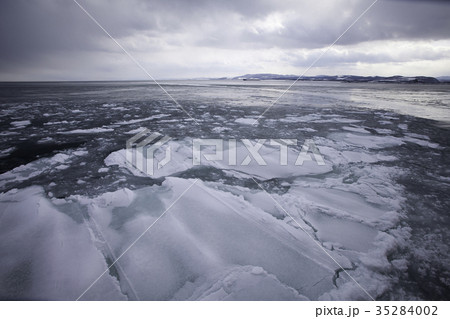 オホーツク海に浮かぶ流氷 35284002