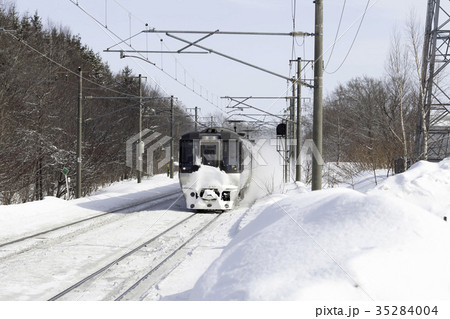 雪煙をあげて走る列車 雪煙をあげて走る列車 35284004