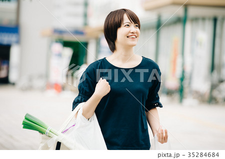 買い物をする主婦 笑顔の女性 買い物をする主婦 笑顔の女性 35284684
