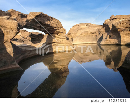Natural of Rock Canyon in Khong River   35285351