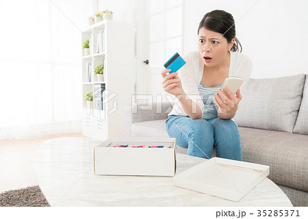woman finding her credit card having problem woman finding her credit card having problem 35285371