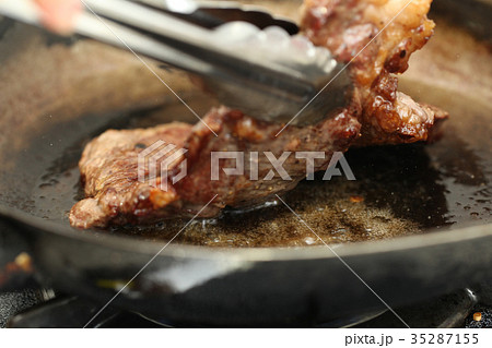 牛ステーキ肉を焼く 牛ステーキ肉を焼く 35287155