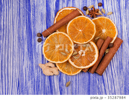 Dry slices of orange, cinnamon and cardamom 35287984