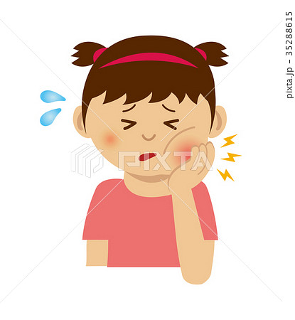 歯が痛い 頬が腫れている 女子小学生イラストのイラスト素材