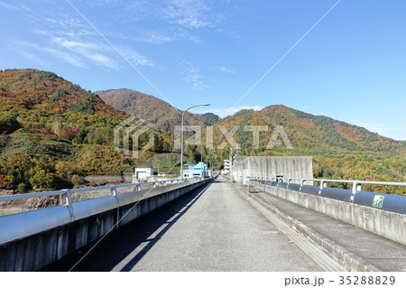 大町ダム堤体　紅葉 35288829