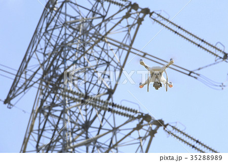 ドローンと送電鉄塔 35288989
