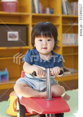 お部屋で遊ぶ子供 35289327