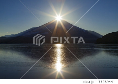 ダイヤモンド富士、山梨県山中湖にて 35289441