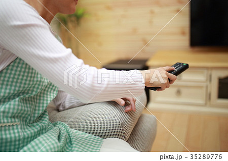 主婦 (リモコン TV ソファ エプロン リビング 椅子 イス 座る テレビ インターネット) 35289776