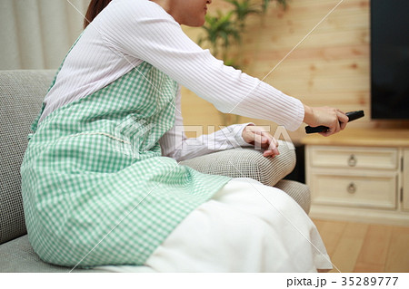 主婦 (リモコン TV ソファ エプロン リビング 椅子 イス 座る テレビ インターネット) 主婦 (リモコン TV ソファ エプロン リビング 椅子 イス 座る テレビ インターネット) 35289777