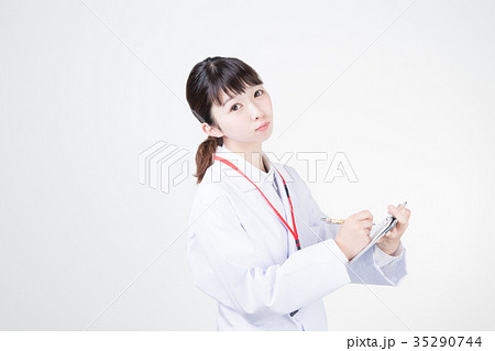 白衣の女性 35290744