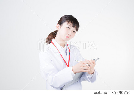 白衣の女性 35290750