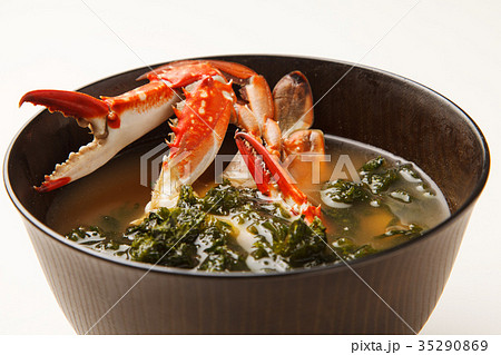 ワタリガニとアオサ海苔の味噌汁の写真素材