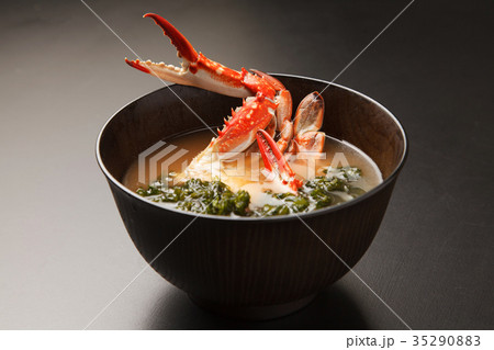 ワタリガニとアオサ海苔の味噌汁の写真素材