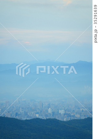 Cityscape of fog at dawn in Taipei city 35291639