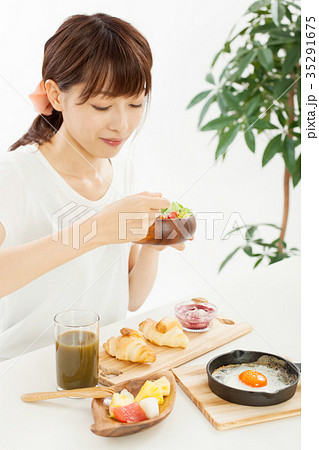 朝食を食べる若い女性 35291675