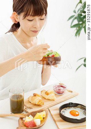 朝食を食べる若い女性 朝食を食べる若い女性 35291676