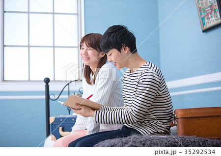 海外旅行を計画する若い男女 ノートとペン 話し合う男女 旅行計画イメージ 海外旅行を計画する若い男女 ノートとペン 話し合う男女 旅行計画イメージ 35292534