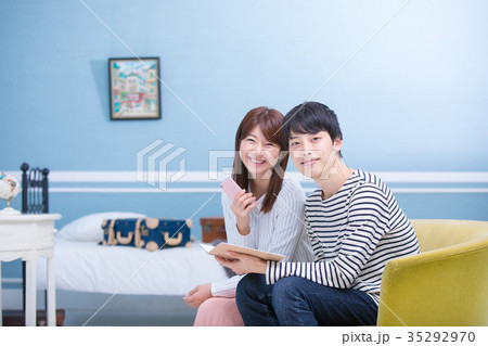 海外旅行を計画する若い男女 ノートとペン 話し合う男女 旅行計画イメージ 海外旅行を計画する若い男女 ノートとペン 話し合う男女 旅行計画イメージ 35292970