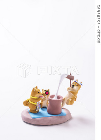 お正月イメージ　年賀状素材　柴犬家族のお餅つき　ポストカード 35293691