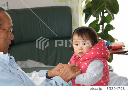 おじいちゃんの膝の上に座る女の子 おじいちゃんの膝の上に座る女の子 35294798