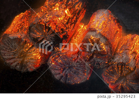 赤く燃える木炭 35295423
