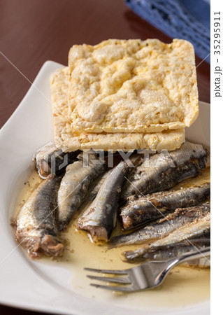 Marinated sardines in the oil served with bread 35295911