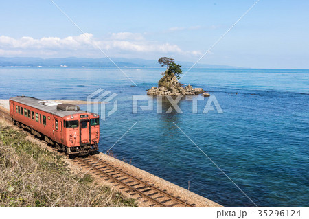 氷見線と海岸線 35296124