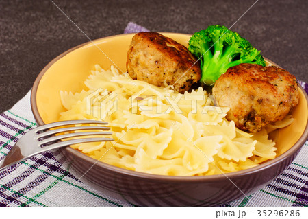 Cutlets with Pasta and Broccoli 35296286