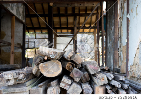 廃墟と廃材（木材） 35296816