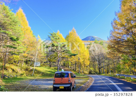 紅葉の蓼科山とオレンジ色の車 35297828