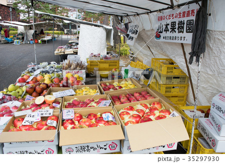 岐阜県　高山市　高山陣屋前　朝市　名産・飛騨リンゴ 35297930