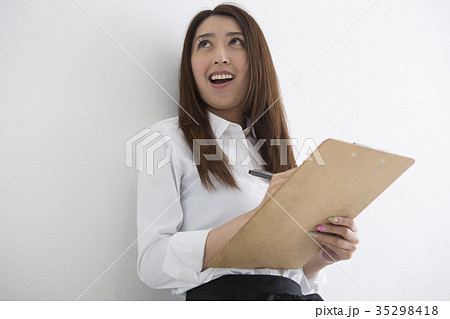 メモをとる女性 メモをとる女性 35298418