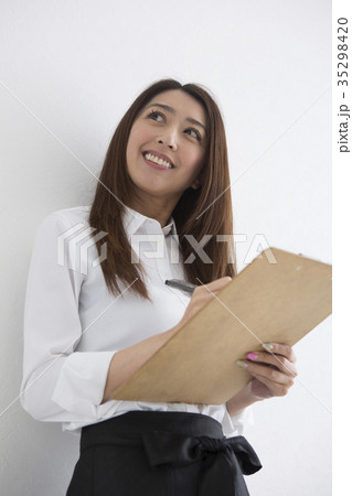メモをとる女性 メモをとる女性 35298420