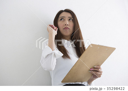 メモをとる女性 メモをとる女性 35298422