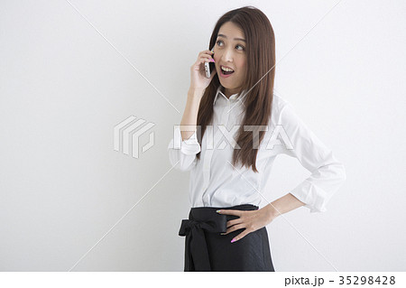 電話をかける女性 電話をかける女性 35298428