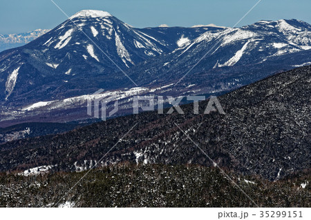 八ヶ岳連峰・権現岳稜線から望む蓼科山と北横岳 八ヶ岳連峰・権現岳稜線から望む蓼科山と北横岳 35299151