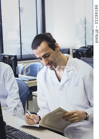 医療系大学　外国人留学生 35299186