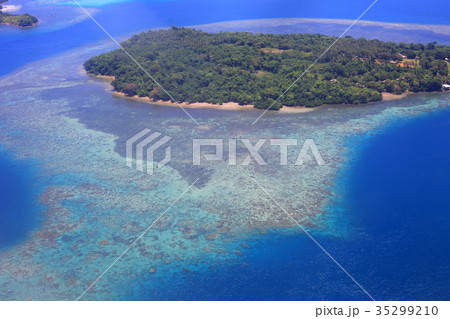 ソロモン諸島・ガダルカナル島からの海岸風景 ソロモン諸島・ガダルカナル島からの海岸風景 35299210