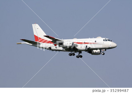 青空を飛行する海上自衛隊の試験飛行に使用する国産ジェット哨戒機P-1の1号機 青空を飛行する海上自衛隊の試験飛行に使用する国産ジェット哨戒機P-1の1号機 35299487
