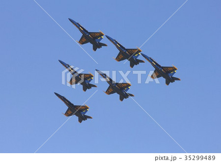 快晴の青空をアクロバット飛行する米海軍ブルーエンジェルスのF/A-18ホーネット戦闘攻撃機の編隊 35299489