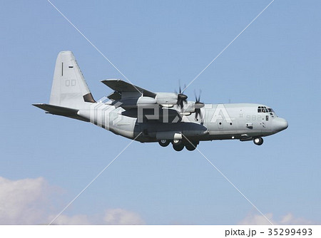 快晴の青空を飛行する米海兵隊の空中給油機KC-130Jハーキュリーズ 35299493