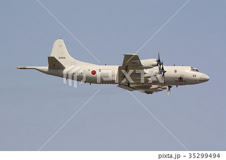 快晴の青空を飛行する海上自衛隊の哨戒機P-3Cオライオン 35299494