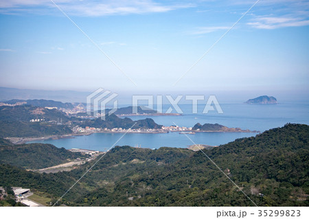 台湾　九份（きゅうふん）　九份老街の展望台から基隆市方面の眺望  35299823