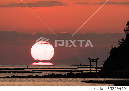 瀬戸内海の鳥居のある島から昇る達磨朝日 瀬戸内海の鳥居のある島から昇る達磨朝日 35299960