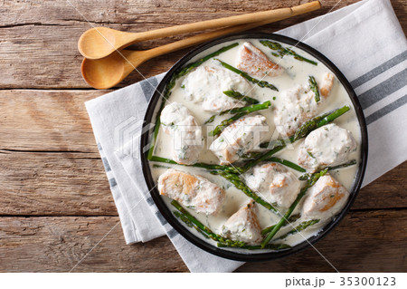 Pieces of chicken with baby asparagus 35300123
