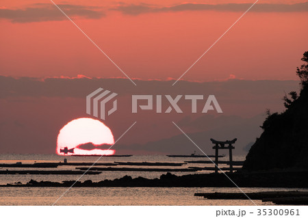 瀬戸内海の鳥居のある島から昇る朝日 35300961
